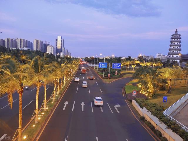 最有 “割裂感” 的城市之一！热带风情不失厚重，椰子鸡吃到扶墙出
