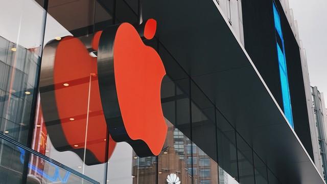 2027 年，苹果要推出真正的 “全面屏 iPhone”？这波操作太炸了！​