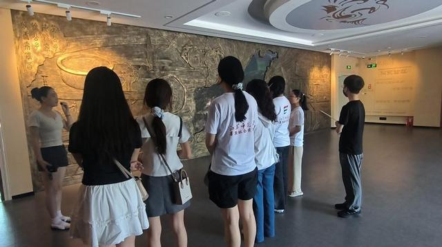 “青韵文旅”社会实践团走进新沂博物馆 探寻本土文化根脉