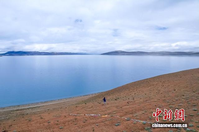 （辉煌60载 魅力新西藏）西藏阿里：游客尽享玛旁雍错、拉昂错夏日风光