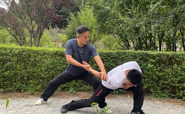 练太极发劲软趴趴？“沉着松静 + 专注一方”8 字诀，练出透骨劲