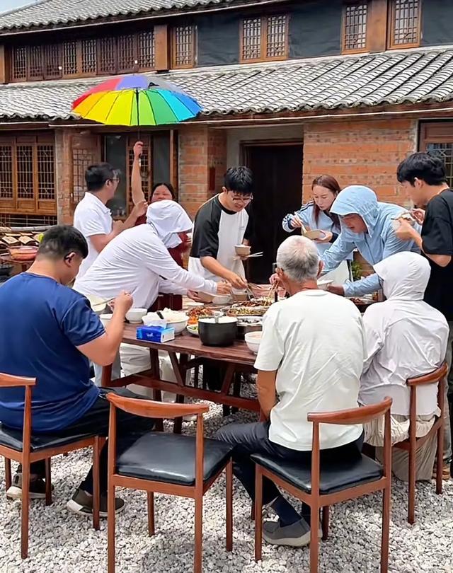 小凤吃饭金哥帮她打伞，婆婆看不下去把伞拿走，评论区炸锅了！