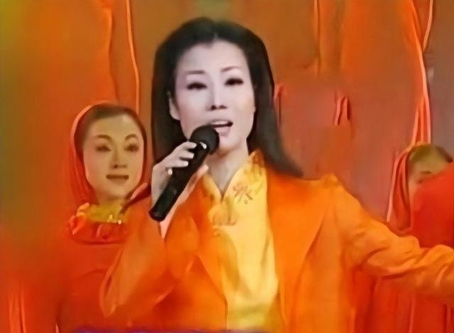 她从高烧再到去世仅16天，演唱现场复发，后抢救无效离世