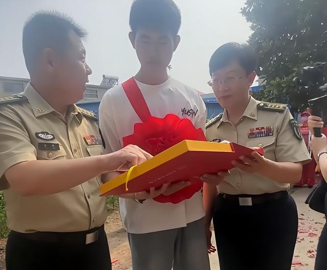 江苏考生被火箭军大学录取，多名领导送通知书，母亲眼神惹人心酸