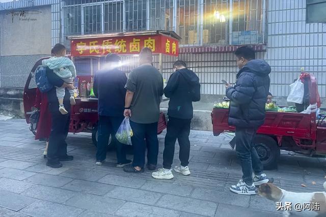 傍晚偶遇社区边的小小美食街,好几个摊位前都排着长队