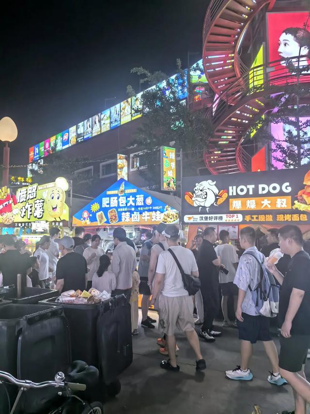 北京最大的夜市！逛三个小时完全没问题！停车场有十个！人山人海