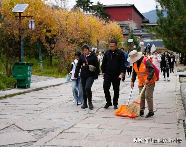 国庆假期第三天 五台山景区迎客流高峰多举措 保障游览秩序