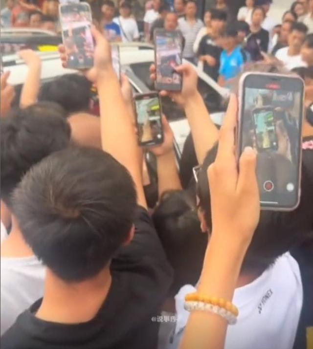 女子捉奸后续：丈夫被开除，小三皮肤白皙大长腿，穿着比原配时髦