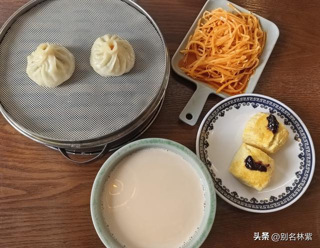 世界反法西斯战争胜利80年之际，参观海拉尔纪念园，哈萨尔桥夜景