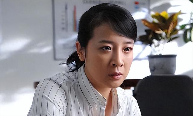 她是国家一级女演员，多次给坐轮椅丈戴绿帽，如今儿子也是演员
