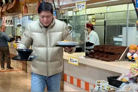 足球名将范志毅到日本过年，被网友在高速服务区偶遇，本人挺低调图片