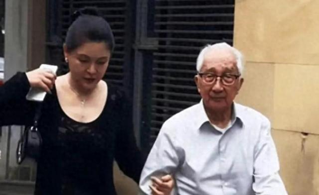 91岁泰斗再婚，44岁年龄差被嘲“爷孙恋”，妻子年轻貌美