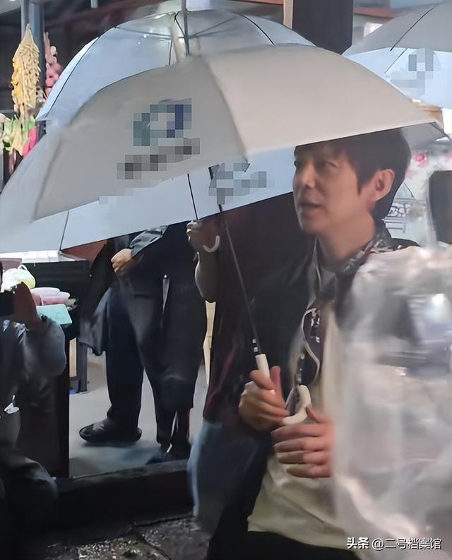 无妻无子，身价过亿，当了一辈子老好人的何炅，终究撕下了"伪装"