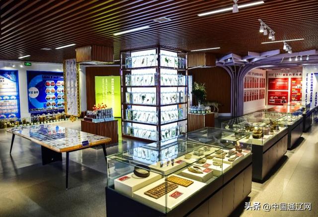 博物馆的玻璃柜内外：千年蒙医药的过去被珍藏，未来正在书写……
