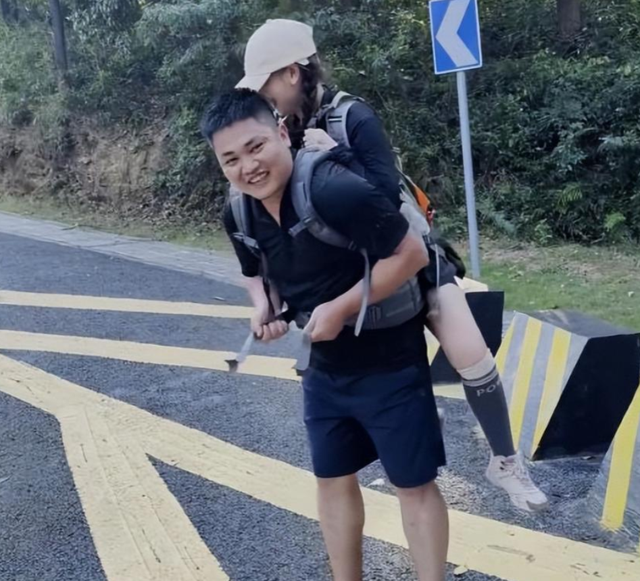 广东女子登山脚崴，被陌生小伙背40分钟下山，恶心的一幕出现了
