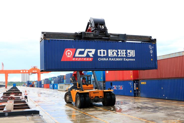 跟中国硬刚11天后，波兰总理终于放弃，但他没想到：中国还有后手
