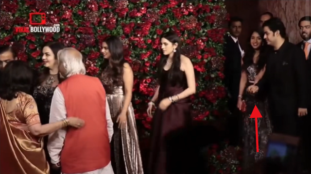 亚洲首富小儿媳和大伯哥曝炸裂丑闻？多次含情脉脉牵手摸腰