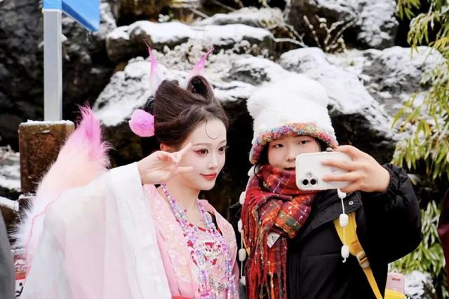 太好了是瓦屋山的雪，我们南方孩子又快乐了！