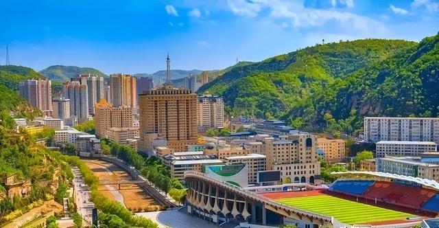 削平33座大山，耗时十年投资千亿，延安硬是在山顶建了一座新城