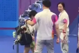 “社恐”全红婵放下书包 全力冲刺逃离采访区 成功逃离后满脸开心图片