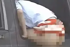 女子高速路上尿急难耐，就地解决！网友：这是公开“挑战”吗？图片