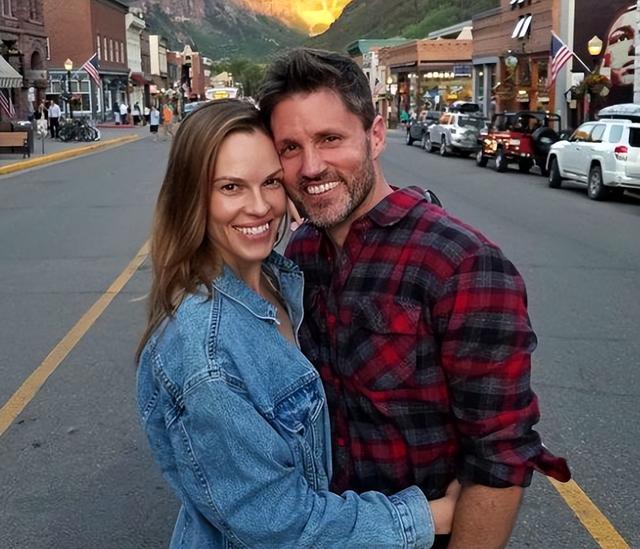 睡汽车后座的“拖车女孩”，51岁两夺奥斯卡，今小镇带娃赢麻了！