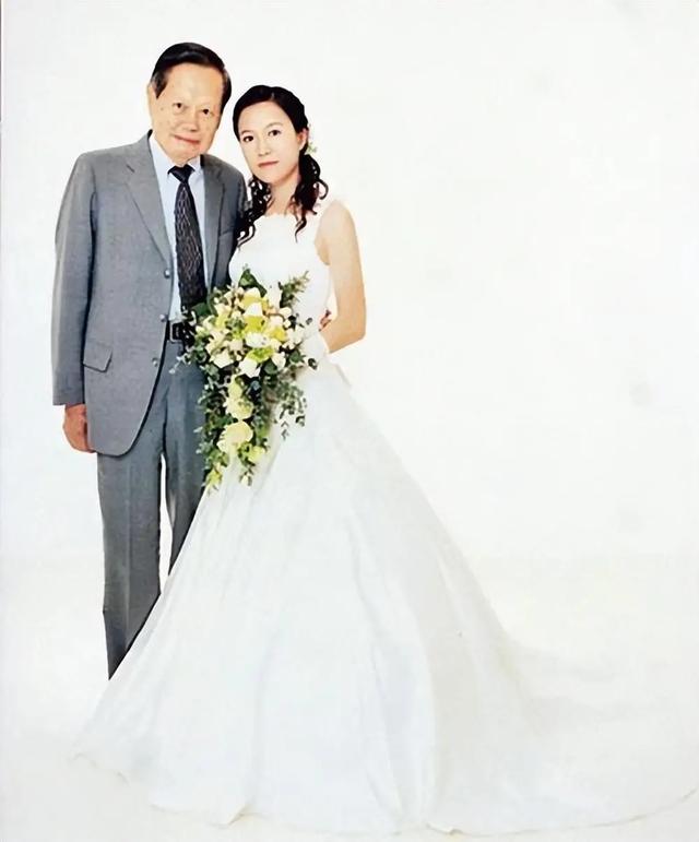 知情人曝杨振宁离世前状况，摔跤或是罪魁祸首，翁帆疑似早有察觉