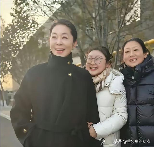 66岁的倪萍在北京街头，状态很好，气血充盈 ​​​	，端庄优雅大气