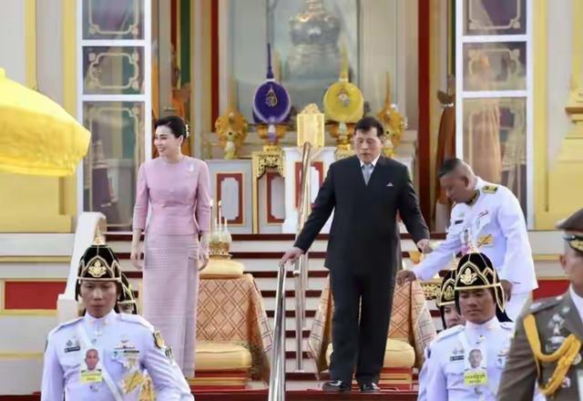 真不可思议！泰国国王在灵光寺拜佛，面对高僧，是真跪啊！