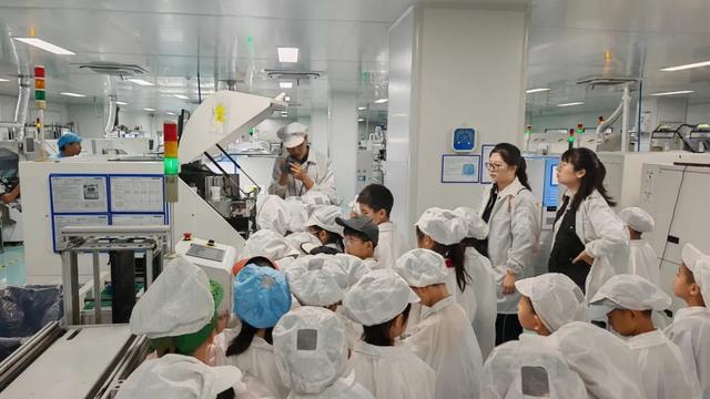 与机器狗互动、操控无人机，南京市同仁小学科创研学太酷了！