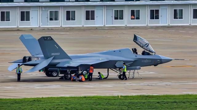 F-22猛禽与中国新型歼-35战斗机：舰载与制空的不同战略路径
