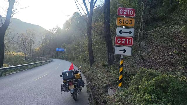 赏秋秦岭，摩旅商洛（13）打卡牛背梁、狂奔G211国道，住宿广货街