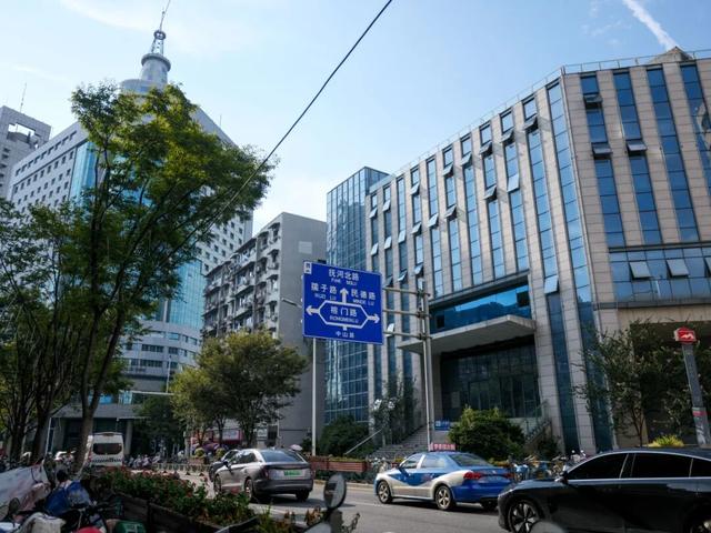 今年国庆，为什么是这座城拿了爽文剧本？