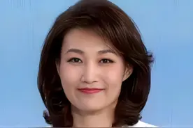 看了“央视国脸”李梓萌的近照，我才明白，她为何47岁还至今未婚图片