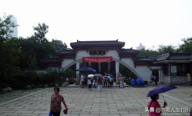 夏日炎炎，泉城戏水，不辞长作济南人