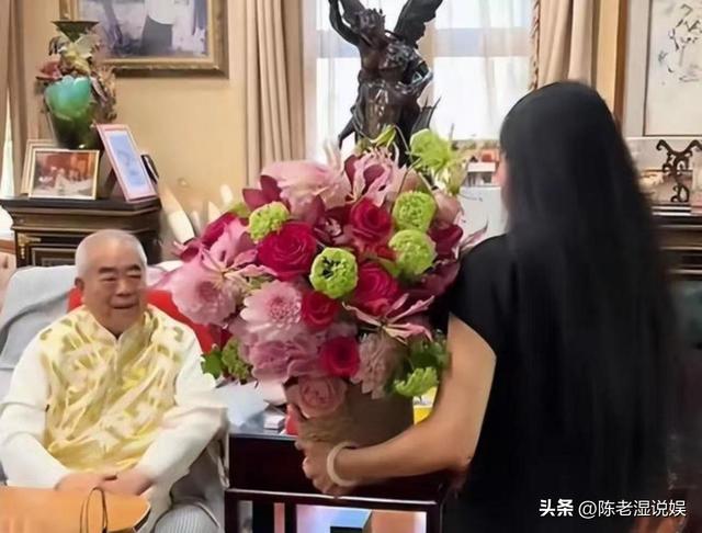 与女儿断绝关系不到3天，范曾担心的事发生了，小50岁娇妻受牵连