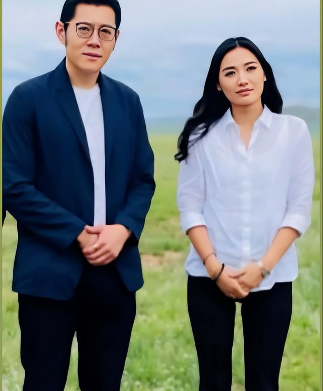 不丹佩玛王后置装费逐年上涨，披四爪龙披肩，拎爱马仕穿贝嫂高定