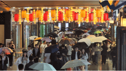 伞下热情，驱散秋寒丨雨中的邯郸道演出不停 游客热情不减！