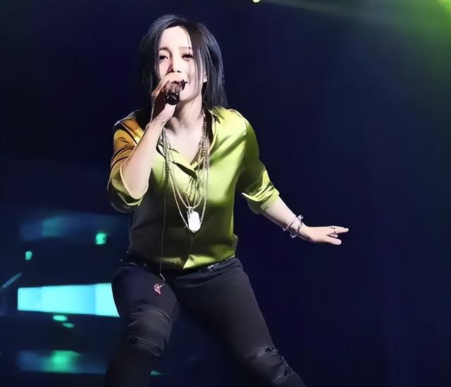 她连上5次春晚，私下却和恩师同居怀孕被骗流产，今57岁依然单身