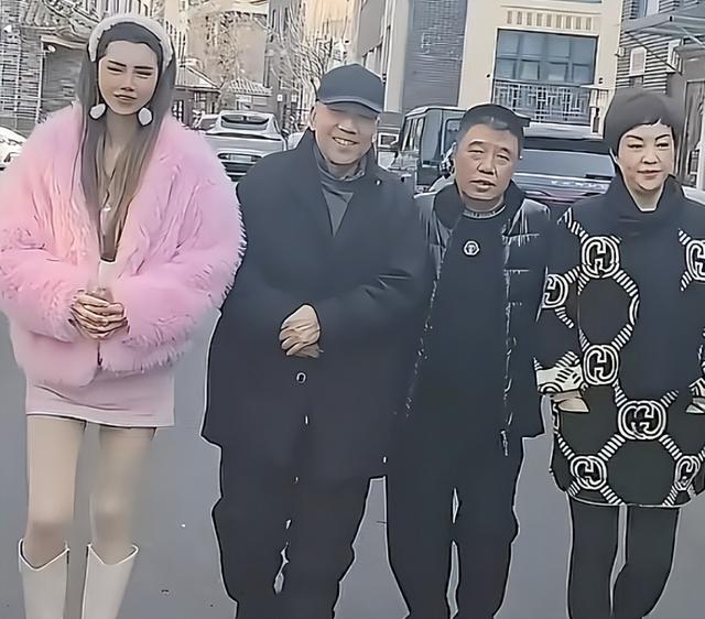 63岁杨议收美女徒弟，女生穿得花枝招展鞠躬敬茶，牵手贴脸引争议