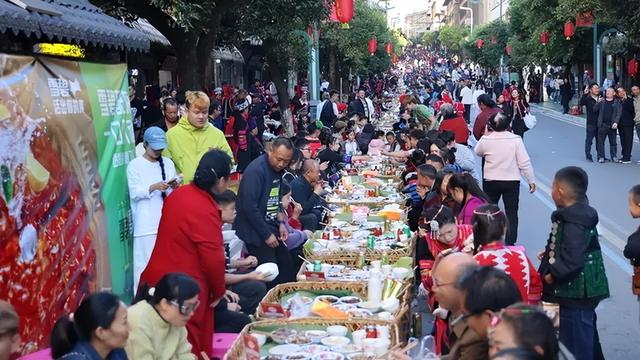 绿春长街古宴：千年哈尼风情破圈，铸就民族团结与文旅发展盛宴