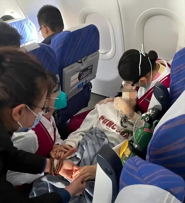 惊险！16岁少女飞机上生娃，父母男友全失联，疑感染梅毒空乘遭殃