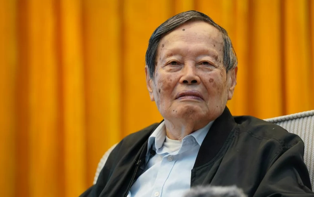 没想到，杨振宁去世后	，49岁妻子翁帆，竟因一个动作实现口碑暴涨