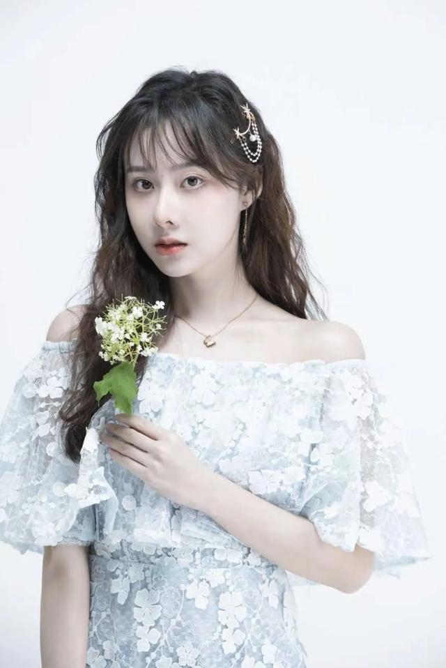 童年女神铠甲勇士拿瓦马灵灵—曹曦月，现在竟然这么美。