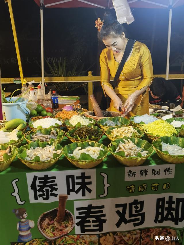 西双版纳的江边夜市