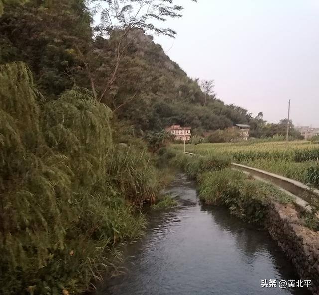广西南宁市隆安县横跨百朝河上的石拱桥，材料是龙骨而得名龙骨桥