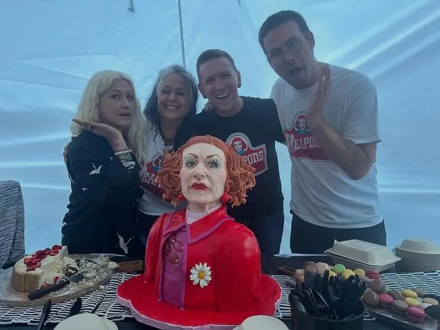 票房破19亿！漫威退下来3位演员，联手拍R级片，给老东家上了一课