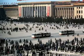 1958年，如何给大会堂的东门廊柱搬家：高23米的钢筋混凝土柱子图片