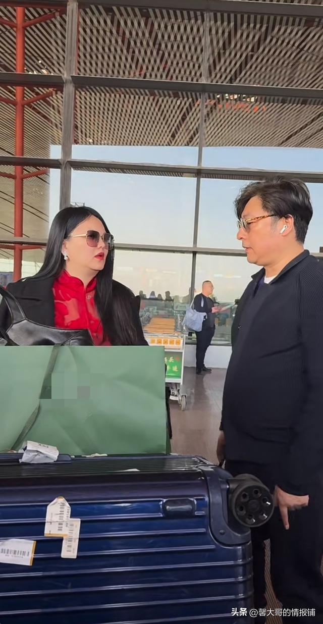 李湘和前夫王岳伦一起回北京，湘姐一身红衣 完美演绎 “豪横”一词