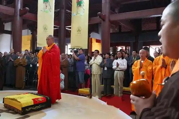 释永信老家村民：早年他大哥从少林寺带回一个装满钞票的尼龙袋子